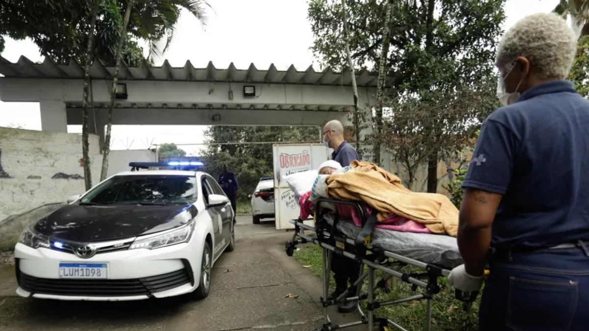 Idosos que viviam em casa de repouso interditada são transferidos após lugar ser fechado por maus-tratos