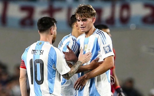 Nico Paz e Lionel Messi em jogo pela Argentina