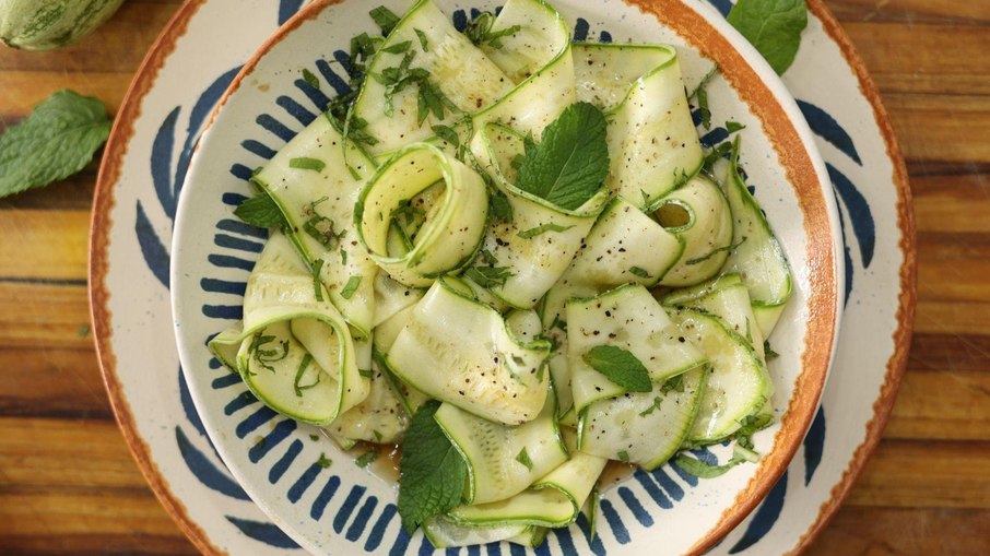 Salada refrescante de abobrinha