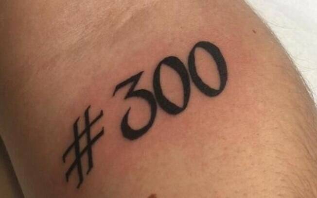 Tatuagem feita por um dos funcionários em homenagem às 100 filiais da empresa, estipulando a meta de 300 lojas 