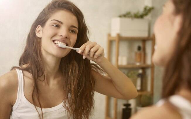 Colunista do iG lista quais erros as pessoas comentem na hora de escovar os dentes; será que você também erra?