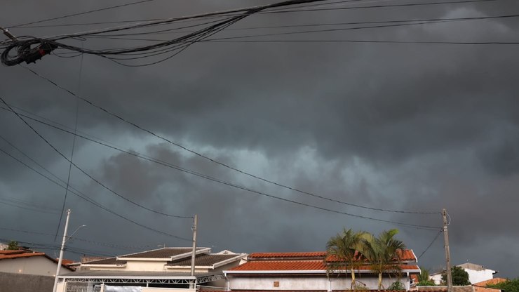 Frente fria coloca RMC em alerta para ventos fortes
