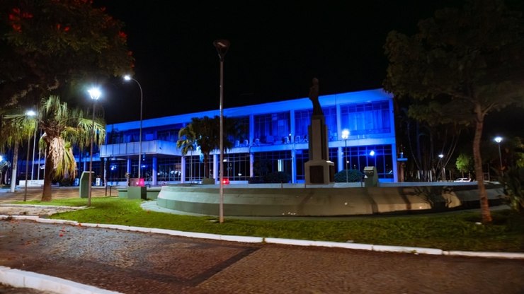 Valinhos ilumina espaços públicos e amplia debate sobre autismo