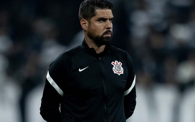 António Oliveira mostra preocupação com saúde mental dos atletas do Corinthians