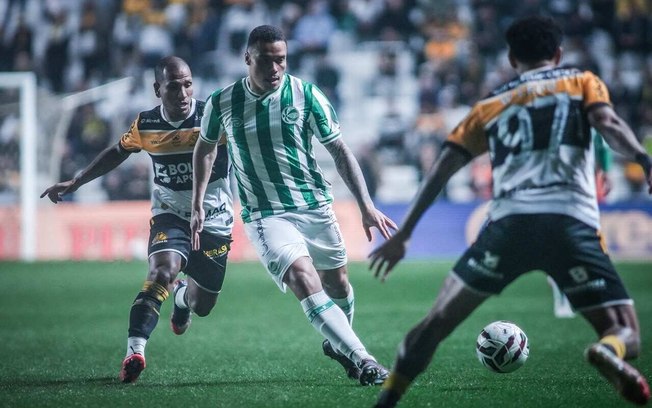 Alan Kardec é festejado pelos companheiros ao abrir o caminho para a vitória do Juventude 