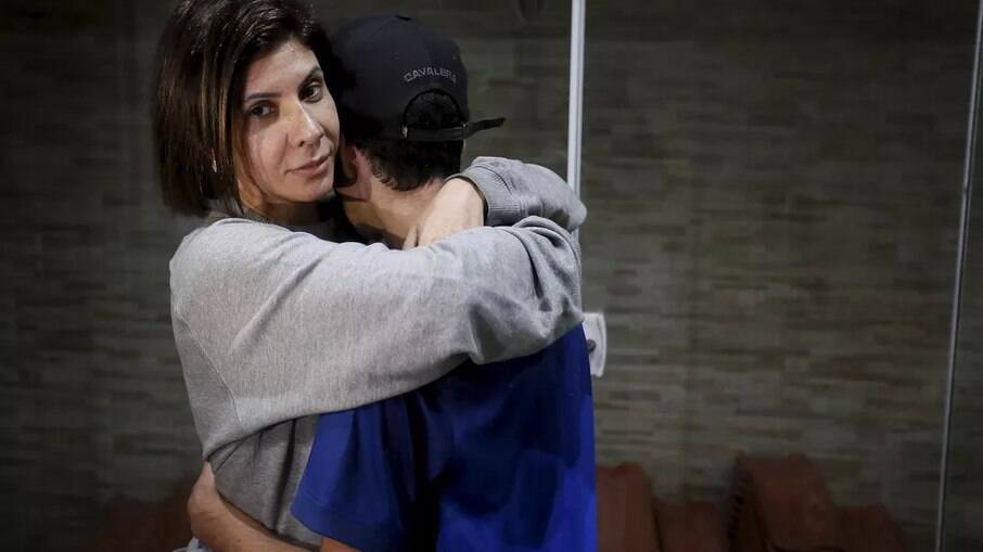 Jane Cabral abraça o filho Bruno: 