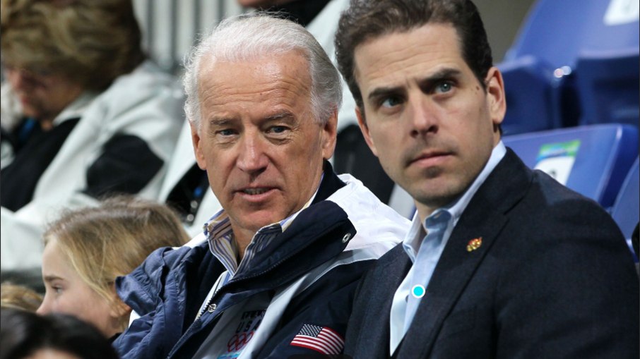 Joe Biden e Hunter Biden assistem a uma partida esportiva