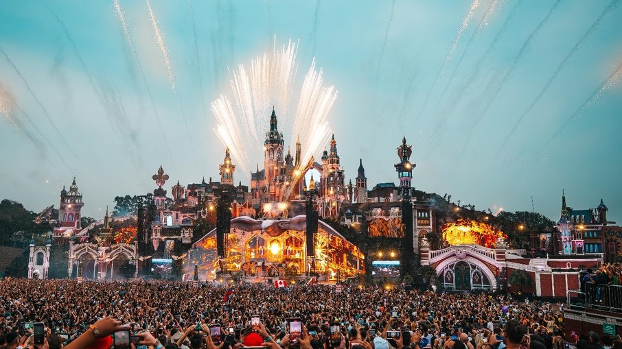 Tomorrowland é um dos maiores festivais de música eletrônica do mundo Tomorrowland é um dos maiores festivais de música eletrônica do mundo
