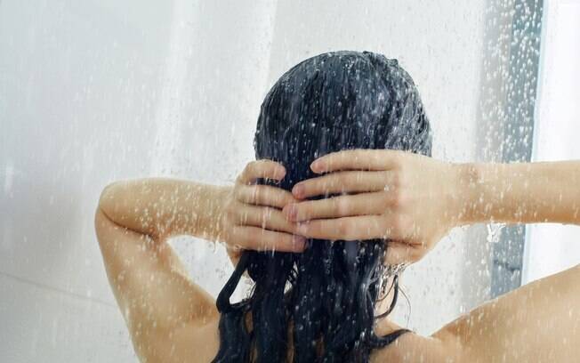 A lavagem também está na lista de itens que ajudam e mostram como cuidar do cabelo; no verão, ajuda a refrescar