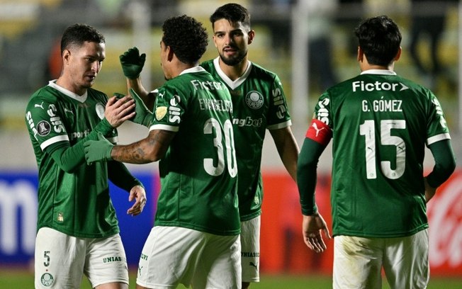 Jogadores do Palmeiras comemoram a vitória sobre o Bolívar em jogo da fase de grupos da Libertadores no estádio Hernando Siles, em La Paz, em 24 de abril de 2025. Jogadores do Palmeiras comemoram a vitória sobre o Bolívar em jogo da fase de grupos da Libertadores no estádio Hernando Siles, em La Paz, em 24 de abril de 2025.