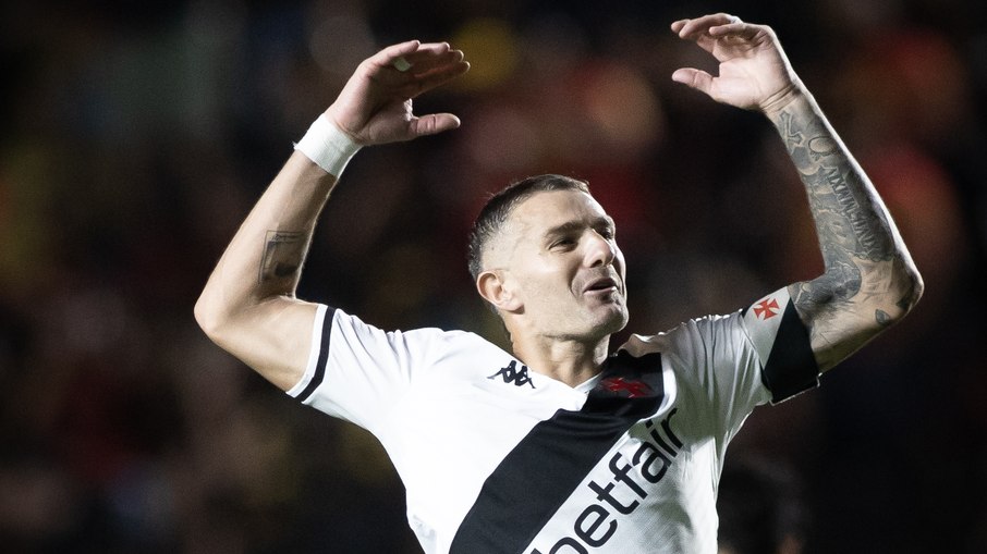 Vegetti comemora com a torcida em Sport 2 x 3 Vasco