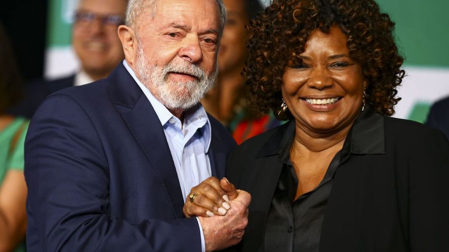 Arquivo: O presidente eleito, Luiz Inácio Lula da Silva, e a futura ministra da Cultura, Margareth Menezes, durante anúncio de novos ministros que comporão o governo.
