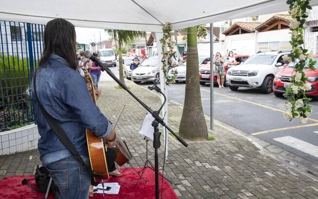 Apresentação de Duo Cordas formado por Thi Simões e Silvana Oliveira em Paia Grande