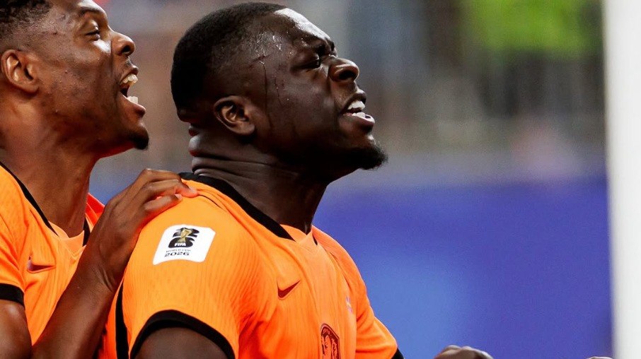 Brobbey marcou duas vezes contra a Suécia