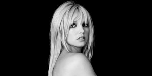 Britney Spears é advertida por beber e fumar em voo, diz site