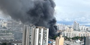 Incêndio atinge fábrica de flores artificiais na Mooca (SP)