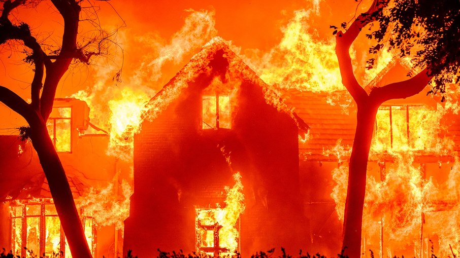 Uma casa é tomada pelas chamas durante o incêndio de Eaton na área de Altadena, no Condado de Los Angeles, Califórnia, em 8 de janeiro de 2025