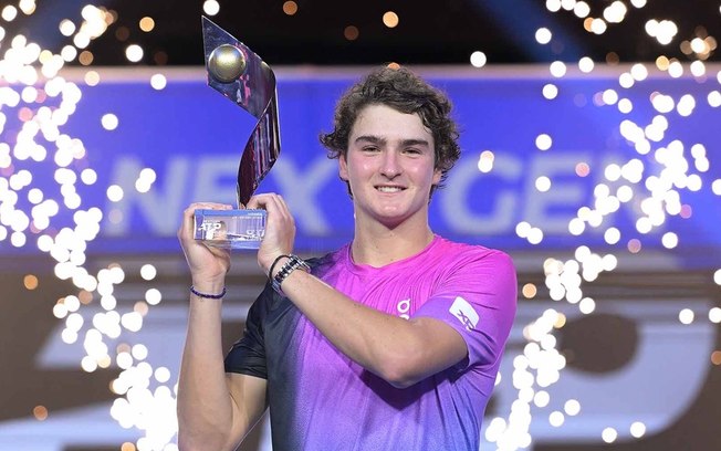 João Fonseca derrota norte-americano e conquista o Next Gen ATP Finals