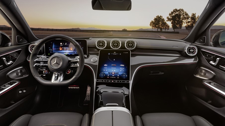 Mercedes-AMG C 63 S E Performance tem interior futurista e sofisticado com tela grande do multimídia
