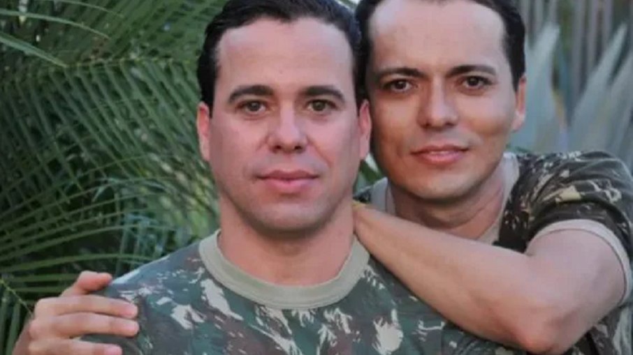 O casal de sargentos Laci Marinho de Araújo e Fernando Figueiredo acusa o Exército de homofobia