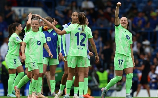 Ewa Pajor (à direita) e suas companheiras comemoram a classificação do Barcelona para a final da Liga dos Campeões após eliminar o Chelsea em Londres, em 27 de abril de 2025 Ewa Pajor (à direita) e suas companheiras comemoram a classificação do Barcelona para a final da Liga dos Campeões após eliminar o Chelsea em Londres, em 27 de abril de 2025