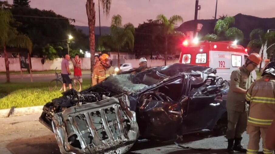 O carro ficou completamente destruído, mas apesar da violência do acidente, o casal que estava à bordo sobreviveu 