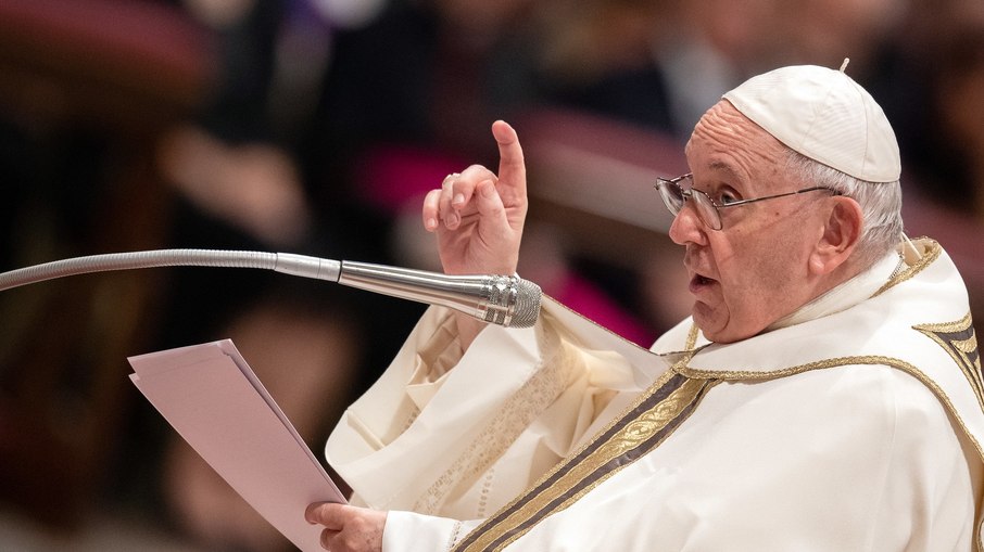 Papa Francisco passa por terapia respiratória e tem boa