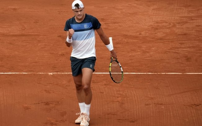 O tenista dinamarquês Holger Rune comemora um de seus pontos na vitória contra o russo Karen Khachanov, nas semifinais do torneio ATP 500 de Barcelona O tenista dinamarquês Holger Rune comemora um de seus pontos na vitória contra o russo Karen Khachanov, nas semifinais do torneio ATP 500 de Barcelona