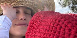 Hailey Bieber compartilha foto ao lado do primogênito
