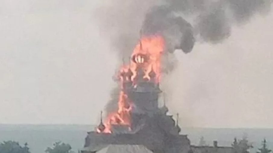 Bombardeio russo atinge igreja construída em 1526 em Donetsk