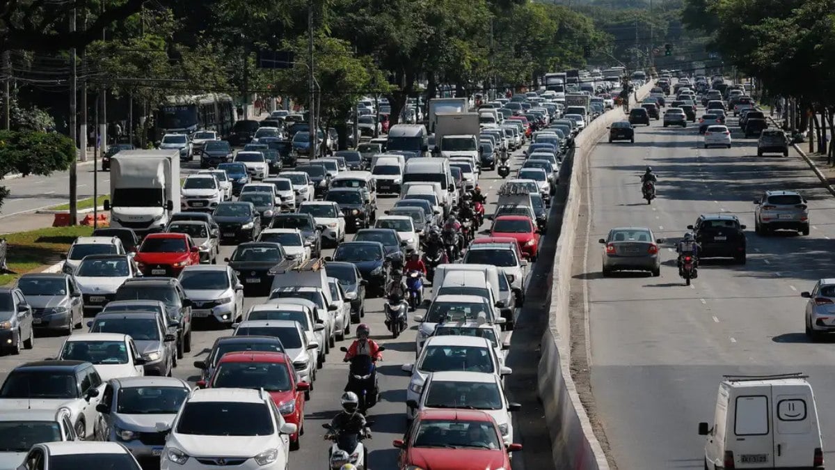 Trânsito em São Paulo é conhecido pelo elevado número de veículos