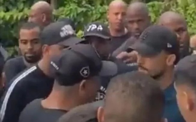 Gangue enquadra Telles. Mas o ídolo se mantém firme 