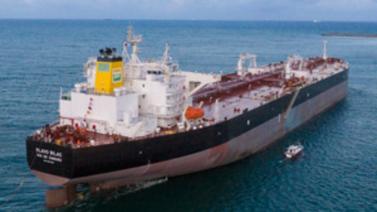 Navio petroleiro bate em embarcações da Marinha e deixa um ferido