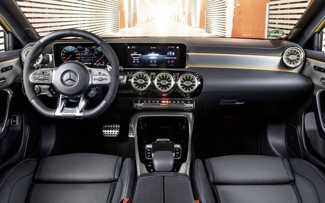 Mercedes-Benz A35 AMG tem central multimídia com comando de voz, com tela de alta resolução no painel