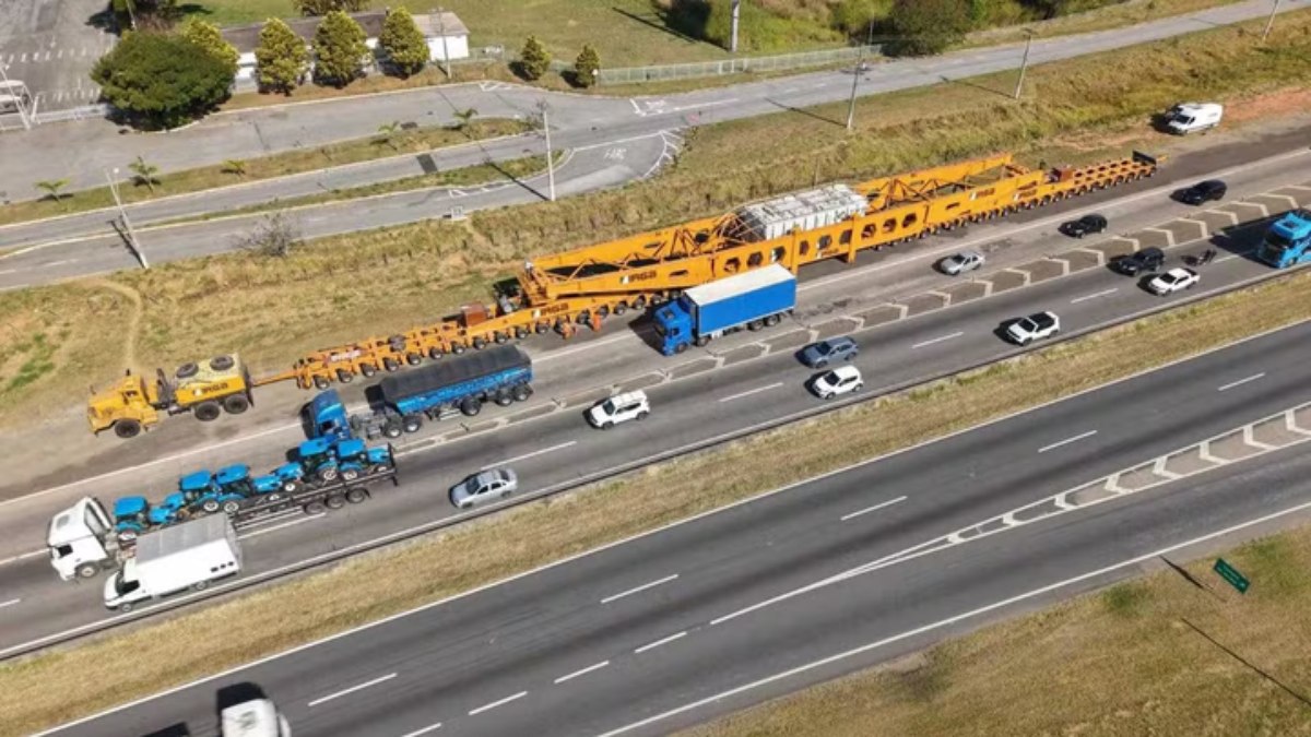 Imagem de arquivo de carreta gigante na rodovia Presidente Dutra Imagem de arquivo de carreta gigante na rodovia Presidente Dutra