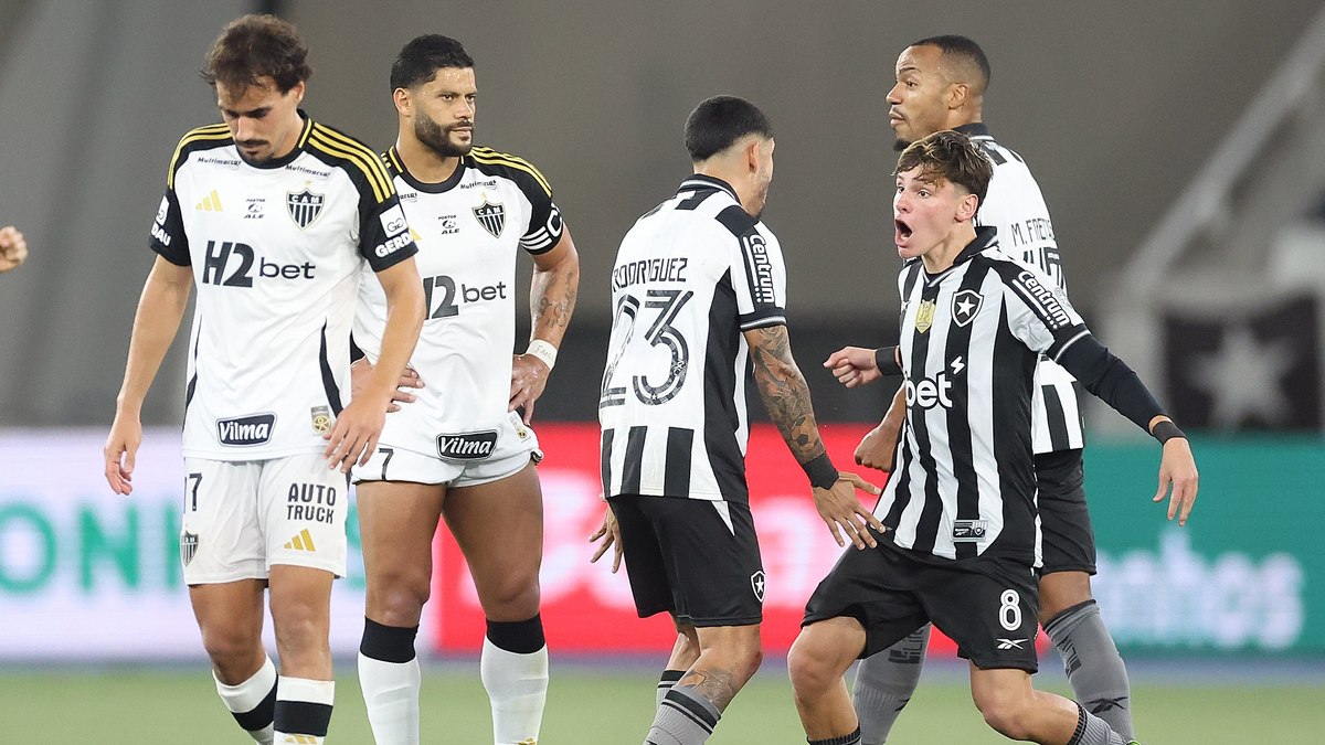 Santiago Rodríguez e Álvaro Montoro celebram um gol do Botafogo contra o Atlético-MG Santiago Rodríguez e Álvaro Montoro celebram um gol do Botafogo contra o Atlético-MG