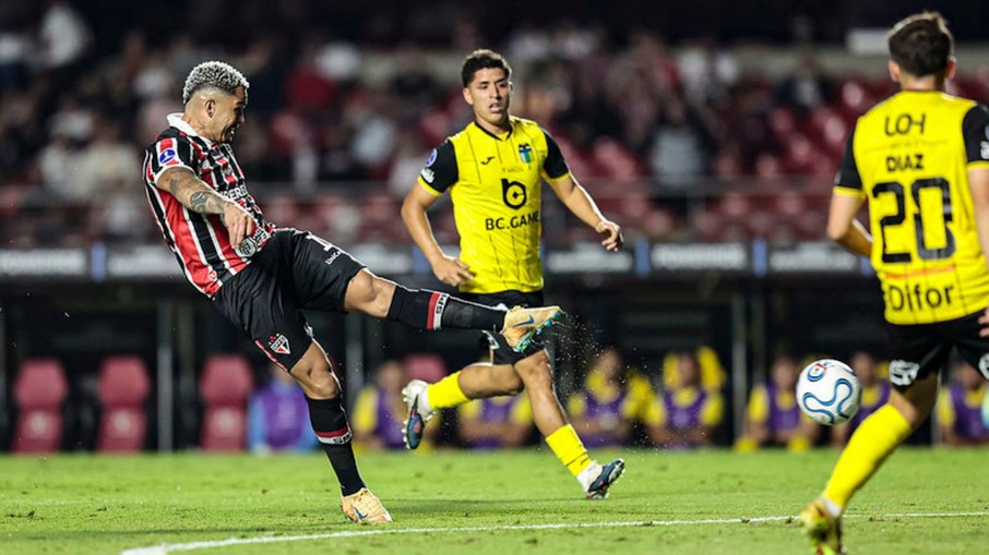 Luciano acertou linda finalização para dar a vantagem ao Tricolor 