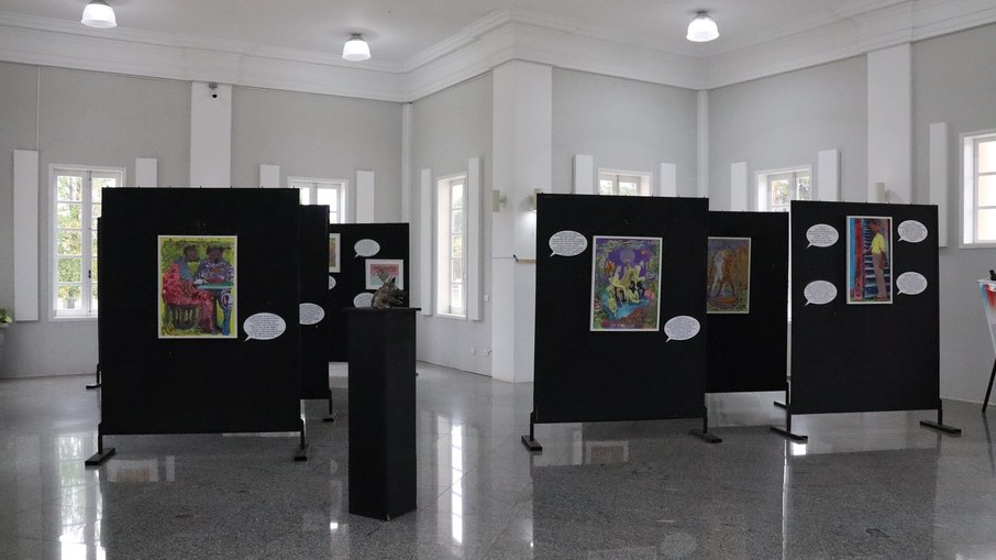 Pinturas exploram a relação simbólica do artista com as hienas Pinturas exploram a relação simbólica do artista com as hienas