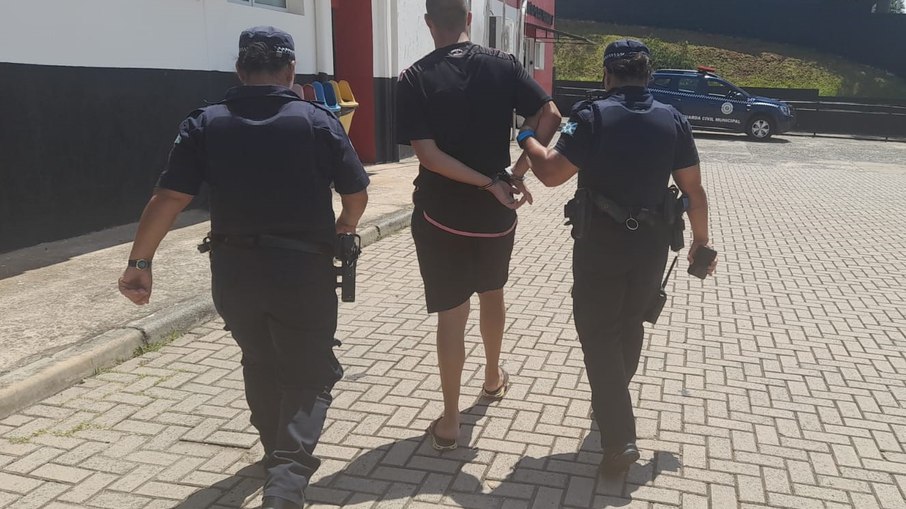 Jovem de 18 anos é preso por pilotar moto roubada Jovem de 18 anos é preso por pilotar moto roubada