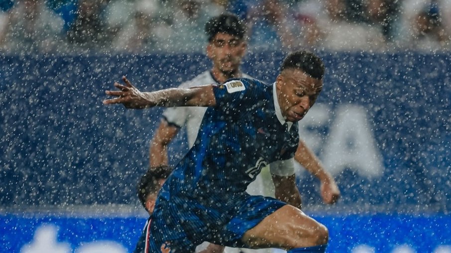 França bate Iraque em jogo marcado por paralisação climática