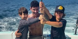 Gusttavo Lima pesca em alto-mar com os filhos e mostra resultado