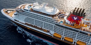 Criança de 4 anos cai do quarto andar de cruzeiro da Disney