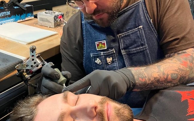 Redes sociais impulsionam “boom” de tatuagens no rosto
