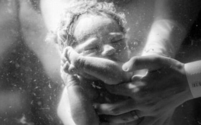 Foto de parto foi premiada como a melhor de 2016 pela Associação Internacional de Fotógrafos de Parto Profissionais