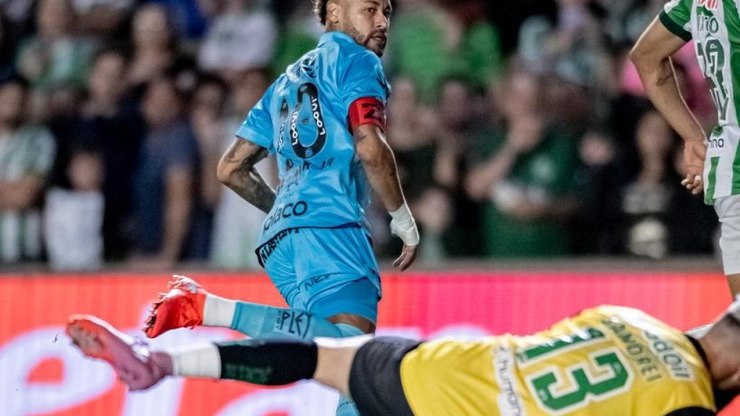 Neymar marca hat-trick após três anos e projeta futuro no Santos