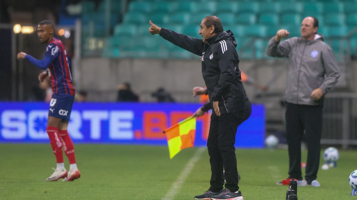 Rámon Díaz orienta time durante vitória para o Bahia Rámon Díaz orienta time durante vitória para o Bahia