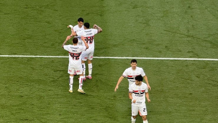 São Paulo vence Juventude e segue caça por vaga na Libertadores