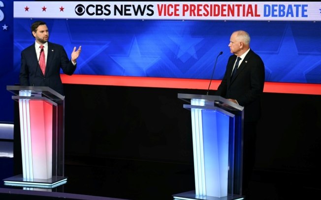 O senador e candidato republicano à vice-presidência, J.D. Vance (E), e o governador de Minnesota e candidato democrata à vice-presidência, Tim Walz, durante o debate na cidade de Nova York