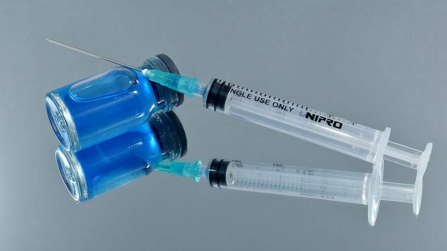 De acordo com o governo paulista, a vacinação tem sido realizada com seringas e agulhas que os estados e municípios mantinahm em seus estoques