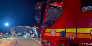 Colisão entre caminhão e micro-ônibus deixa 5 mortos no RS